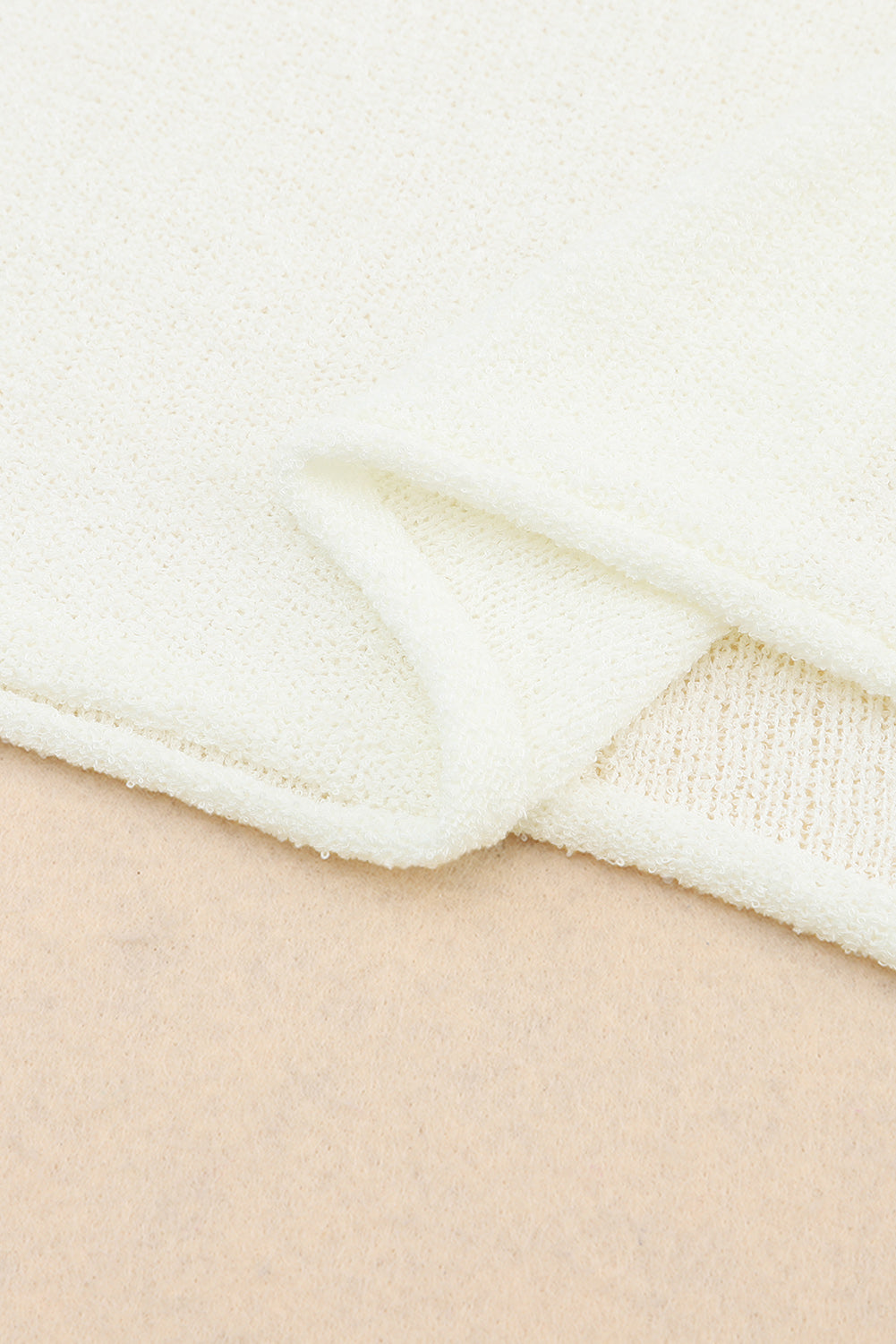 Weißer langärmeliger pullover mit schulterausschnitt