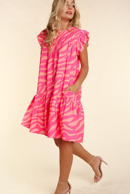 Rosa zebrastreifen bedrucktes kleid mit rüschenbesatz und taschen