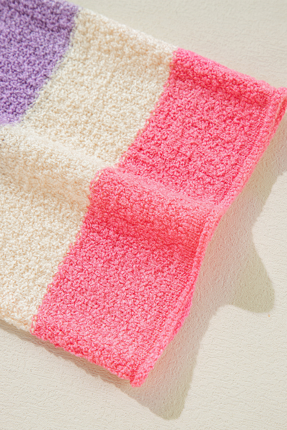 Rosa übergroßer colorblock-pullover mit v-ausschnitt und kapuze