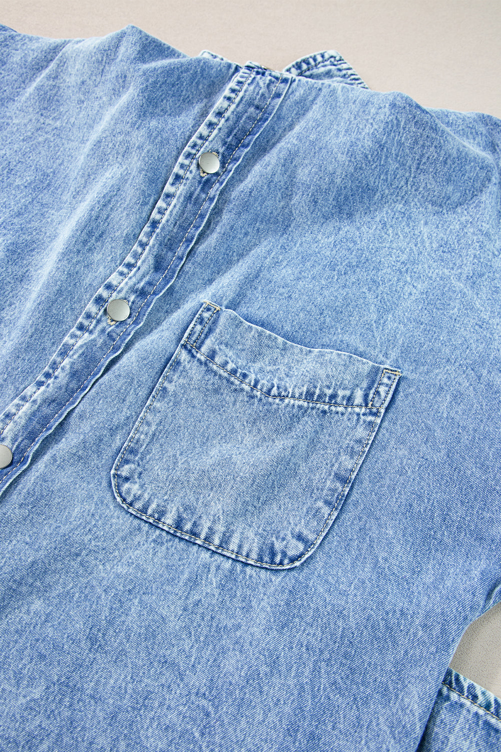 Hellblaues lockeres Hemd mit kurzen Ärmeln und mittlerer Waschung Chambray-Kleid