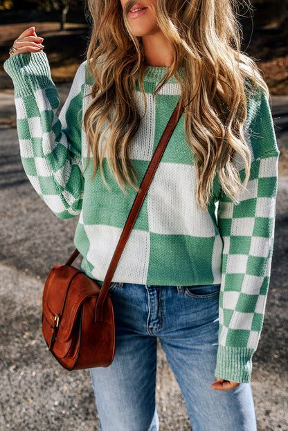 Mintgrüner pullover mit karomuster und schultertaschen