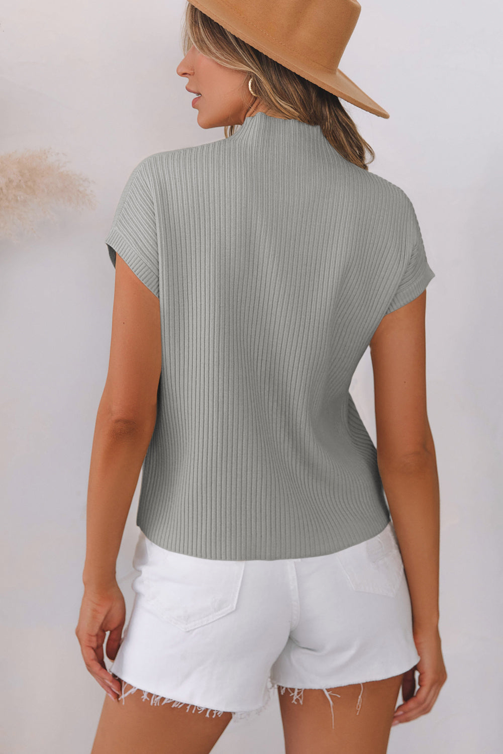 Grauer kurzarmpullover mit aufgesetzten taschen aus rippenstrick