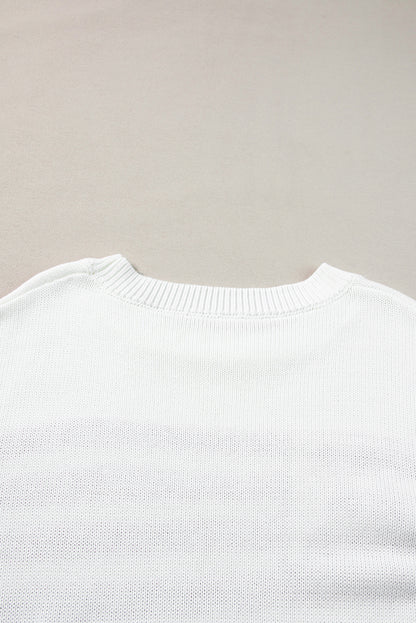 Weißer pullover mit amerikanischer flagge und gestrickten schultern