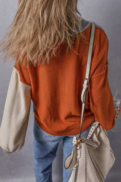 Grauer colorblock-pullover mit gerippten ärmeln und zierleisten