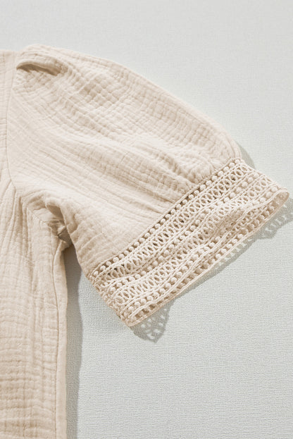 Beigefarbenes Minikleid mit Puffärmel und Crinkle-Spitzenbesatz