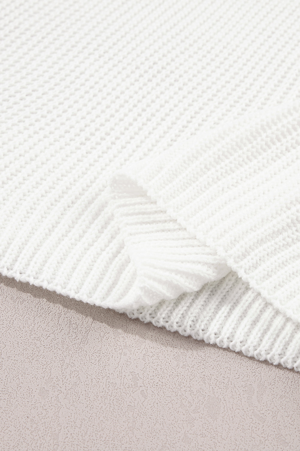 Weißes pullover-top mit blumenstickerei