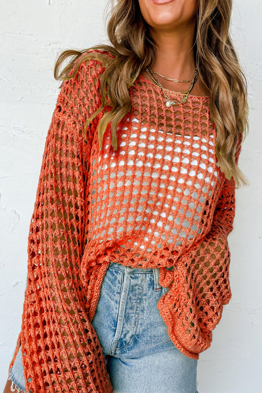 Orangefarbener tunika-pullover mit glockenärmeln und offenem häkelmuster