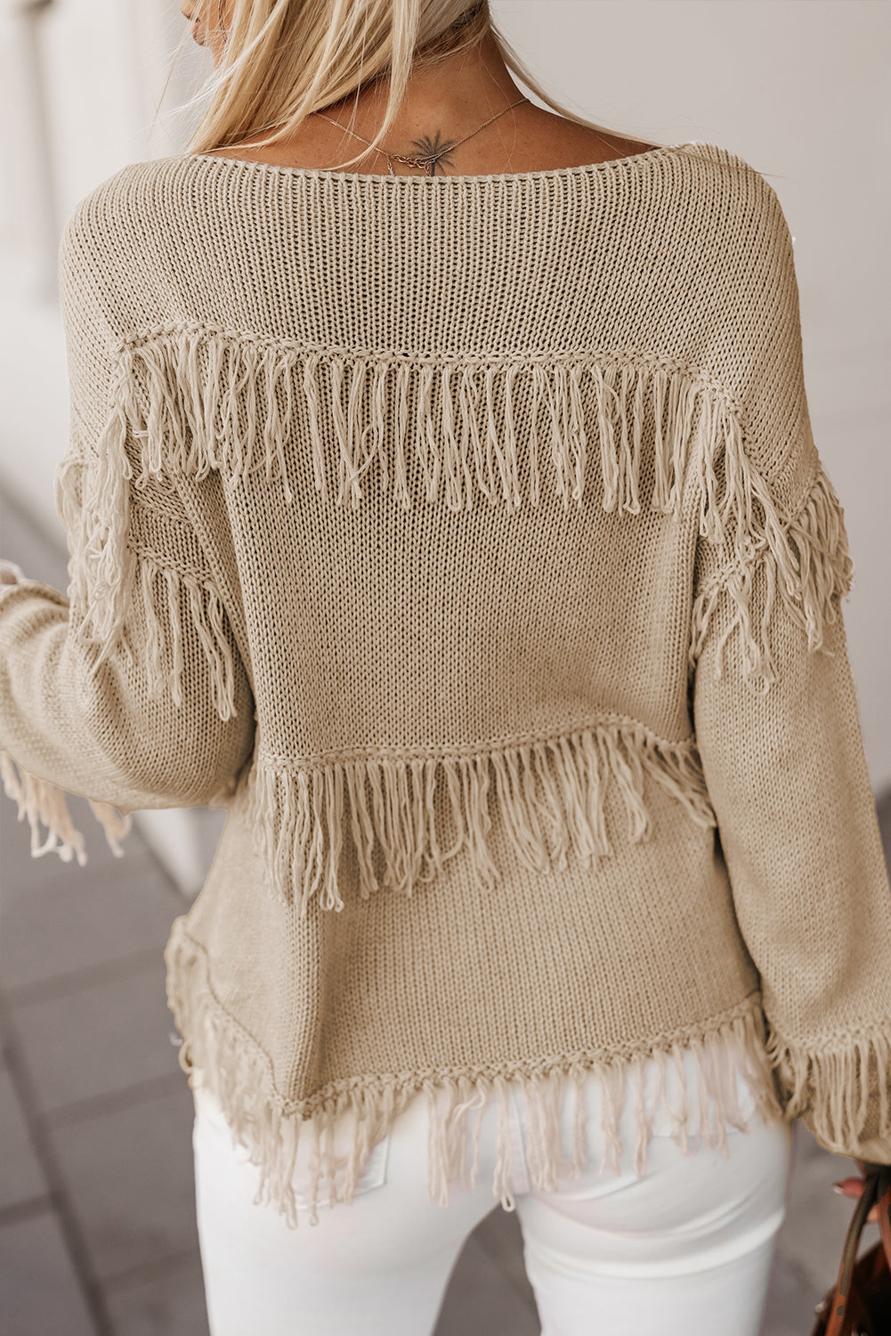 Khakifarbener boho-strickpullover mit quasten