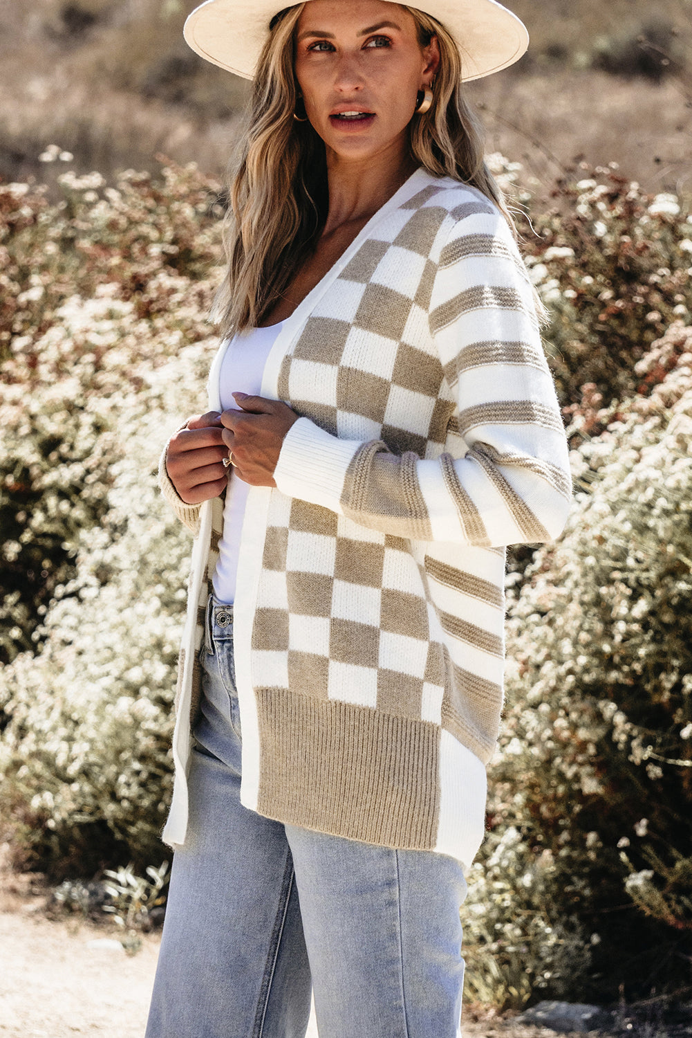 Rauchgrauer gestreifter gingham-strickcardigan mit offener vorderseite