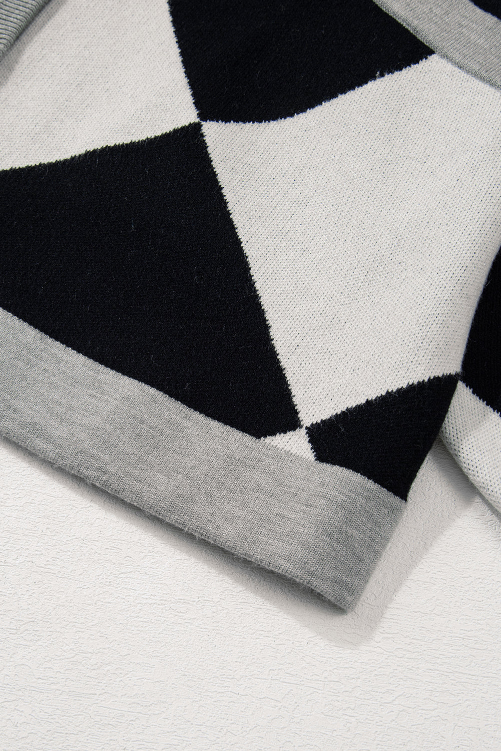 Schwarzer colorblock-cardigan mit geknöpften schultern und lockerer passform