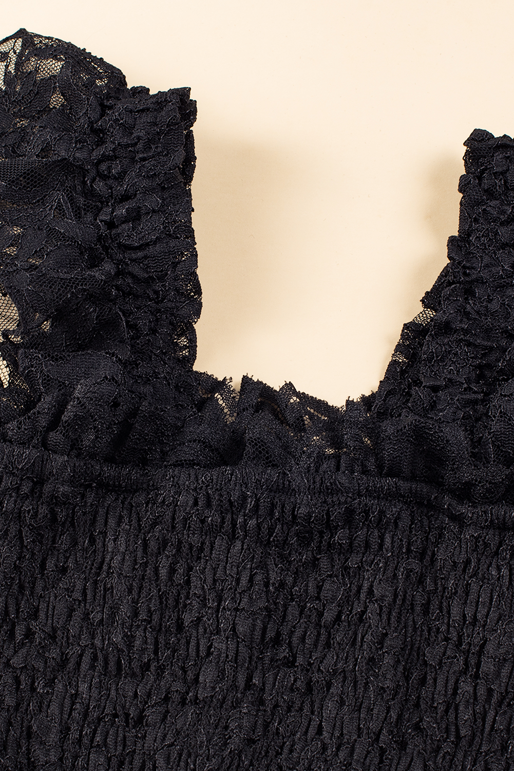 Schwarzes ärmelloses Midikleid mit gesmoktem Mieder aus Spitze