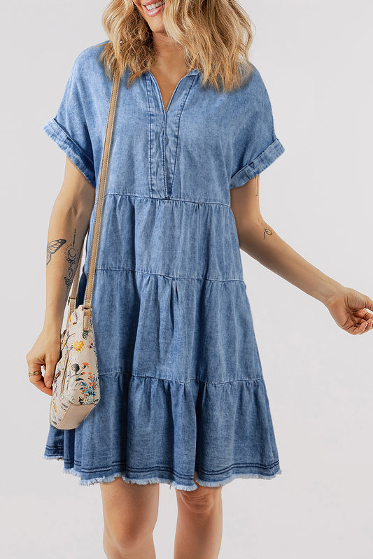 Himmelblaues acid wash v-ausschnitt gestuftes denim-kleid