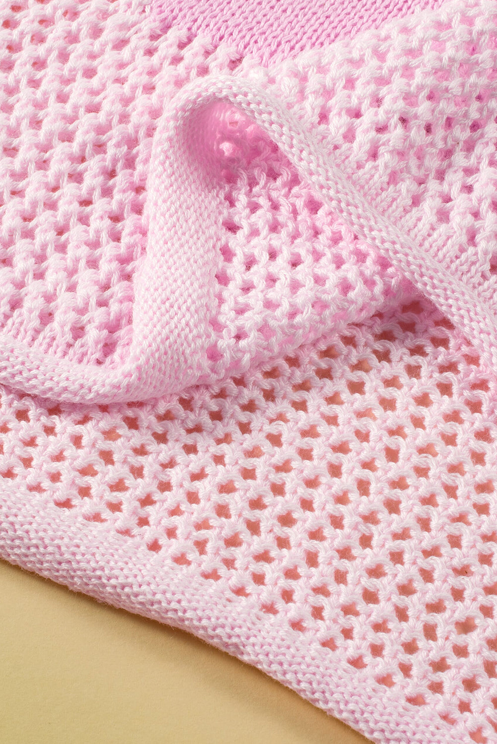 Rosafarbener pullover mit großer blume und hohlen schultern aus strick