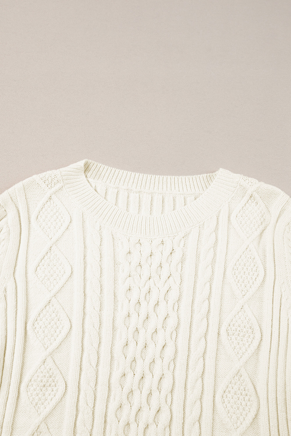 Weißer strickpullover mit zopfmuster