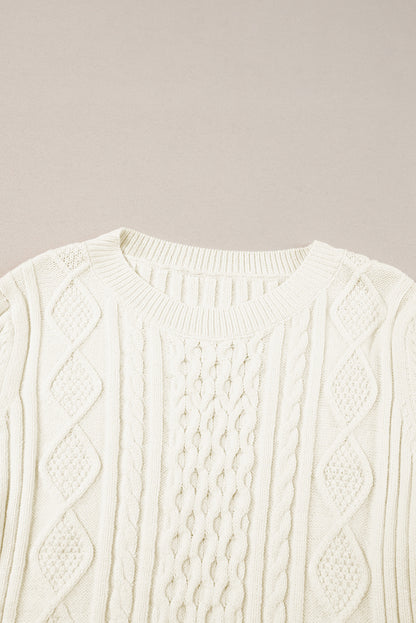 Weißer strickpullover mit zopfmuster