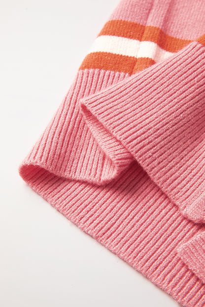 Rosa gestreifter strickpullover mit schulterknöpfen