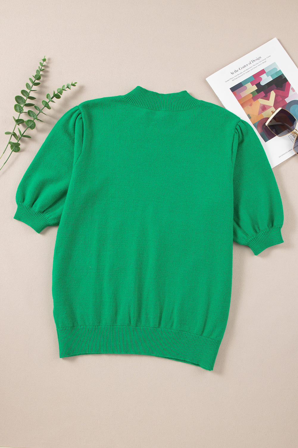 Leuchtend grüner, geblümter kurzarmpullover mit blasen