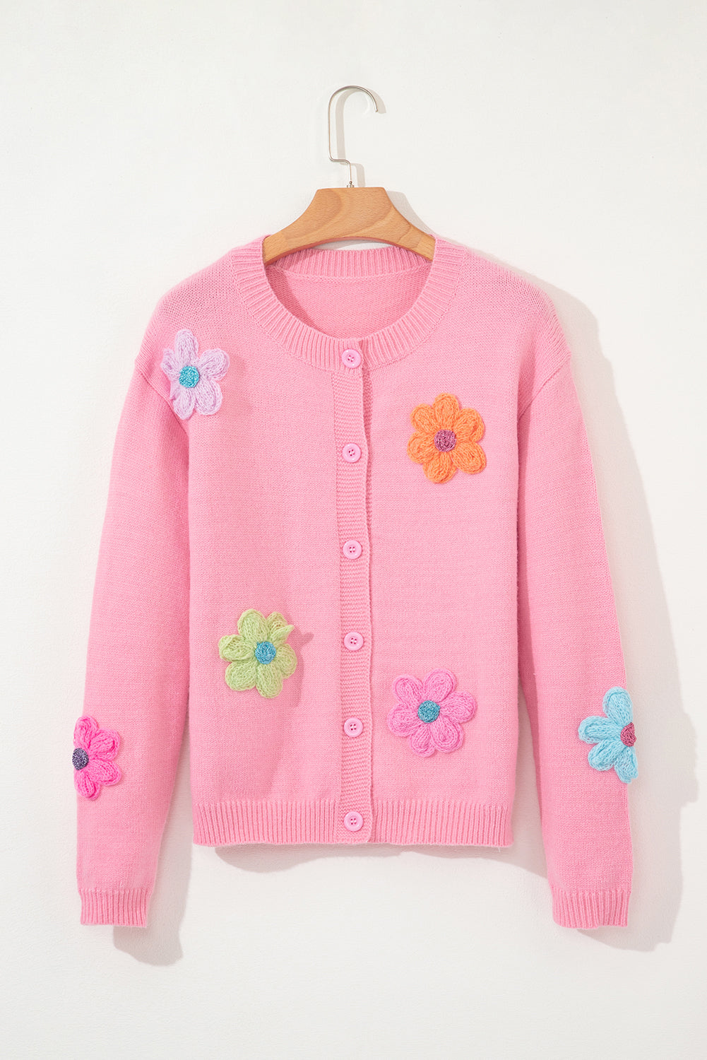 Rosa niedliche strickjacke mit blumenmuster und knopfleiste