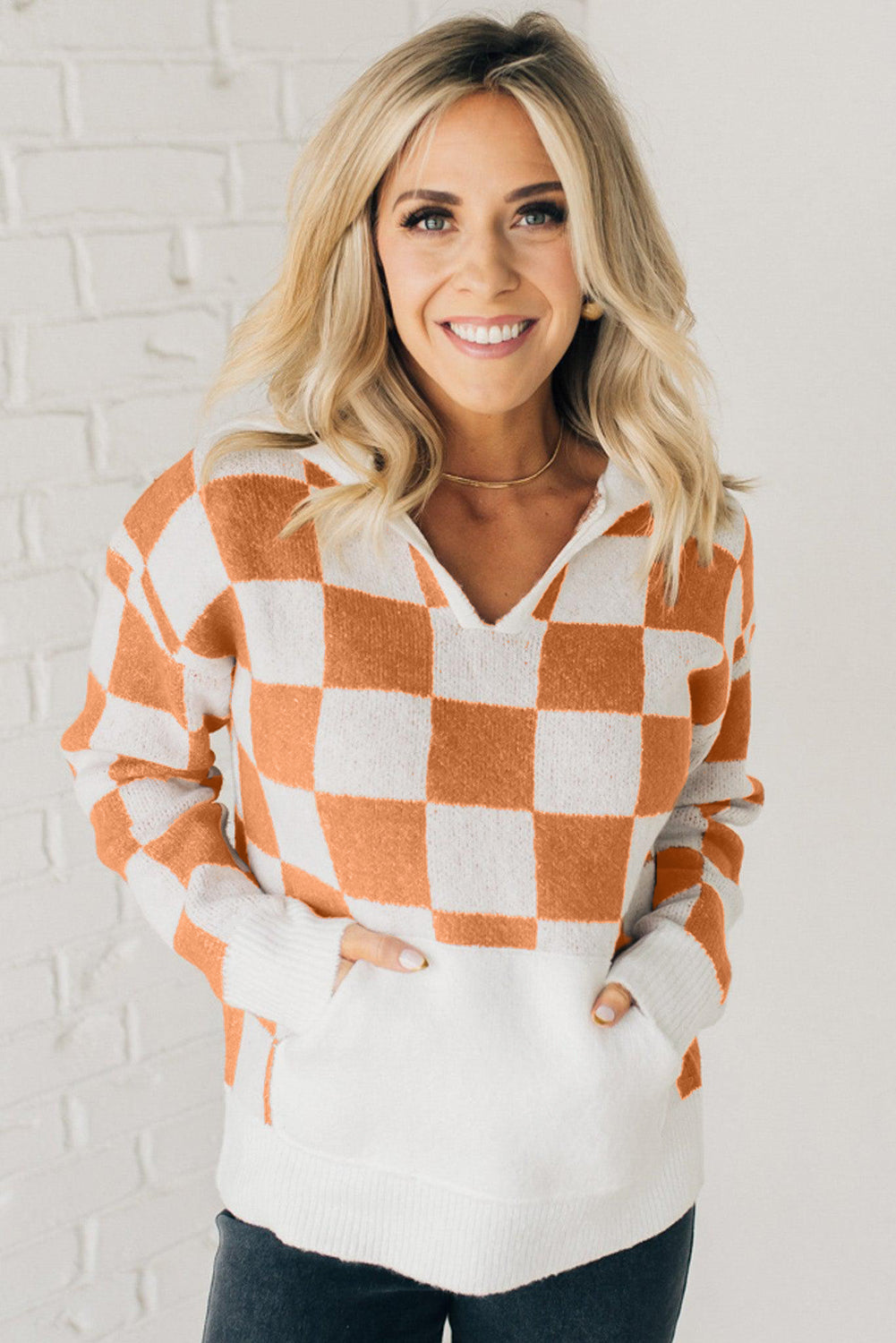 Gold flame checkered split neck kontrast kängurutasche kapuzenpullover