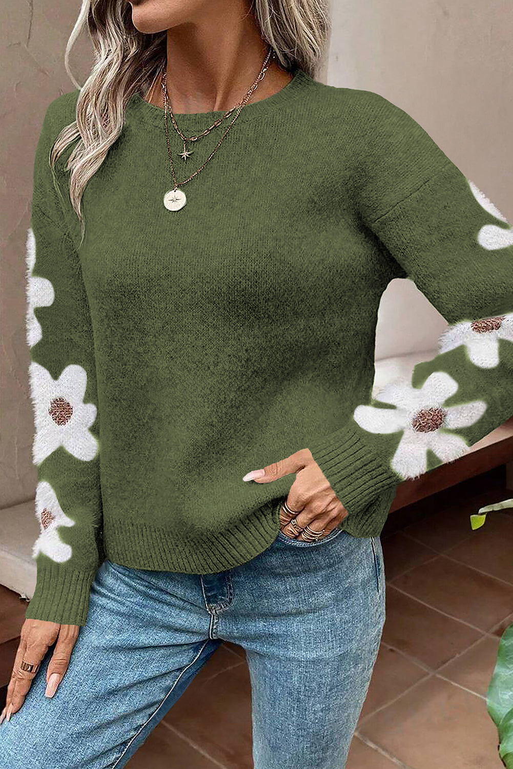 Moosgrüner pullover mit blumenärmeln und hängeschultern