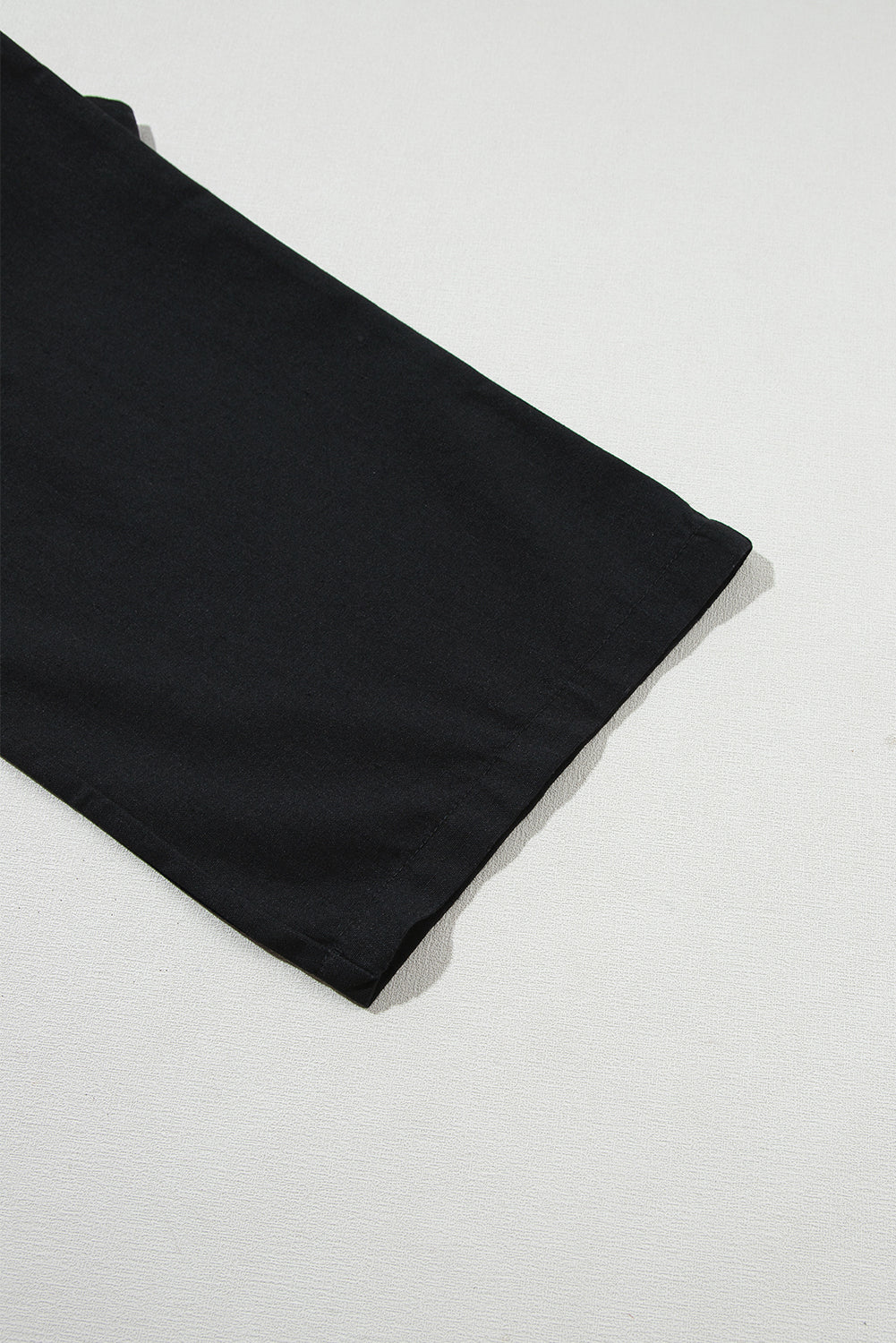 Schwarzer overall mit geknöpften riemen und kordelzug