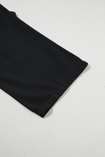 Schwarzer overall mit geknöpften riemen und kordelzug