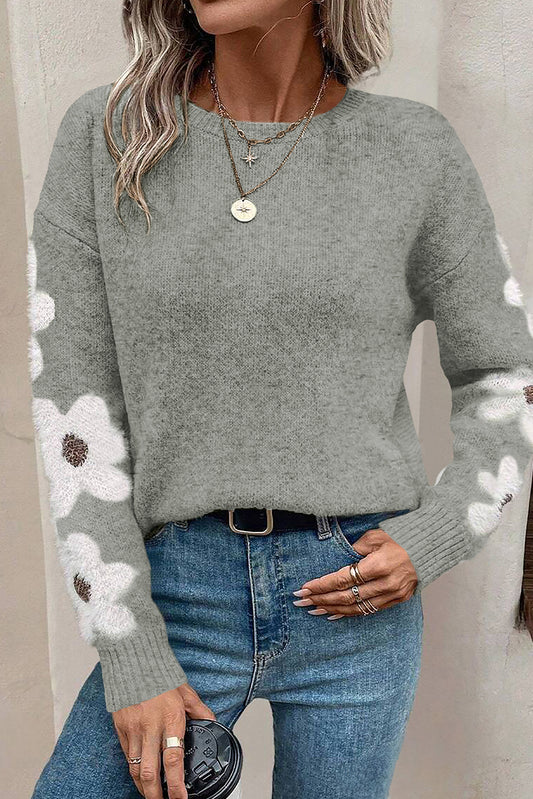 Hellgrauer pullover mit blumenärmeln und hängeschultern