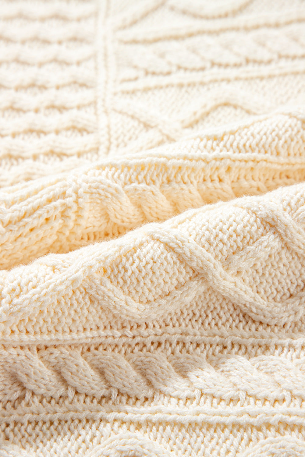 Beigefarbener kabelstrick pullover mit armlöchern, tank