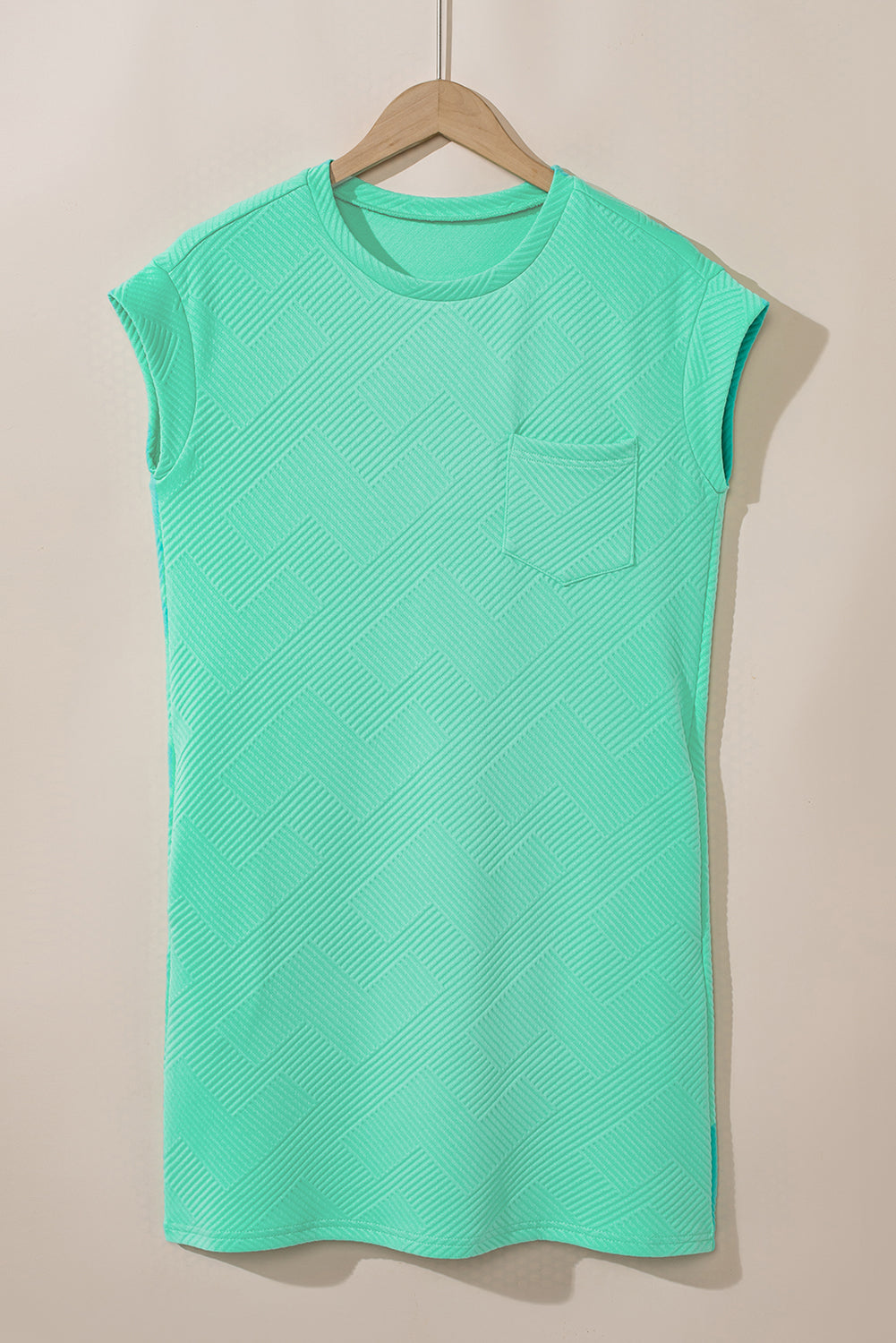 Mintgrünes strukturiertes t-shirt-kleid mit langen ärmeln
