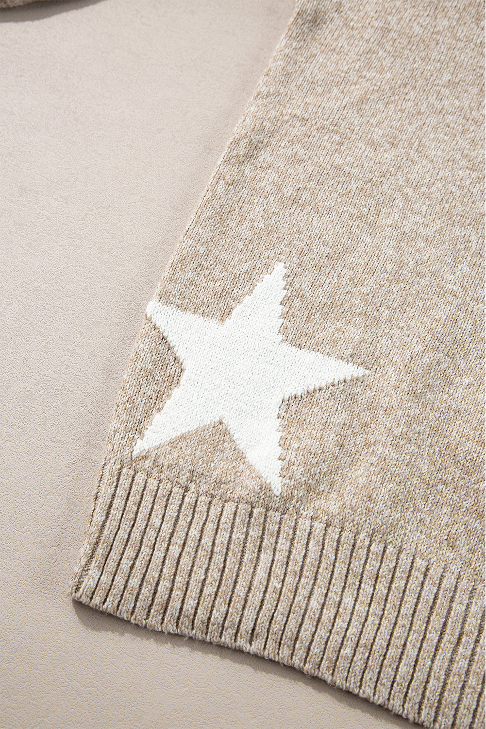 Khakifarbener pullover mit sternchenmuster und tropfenschulter
