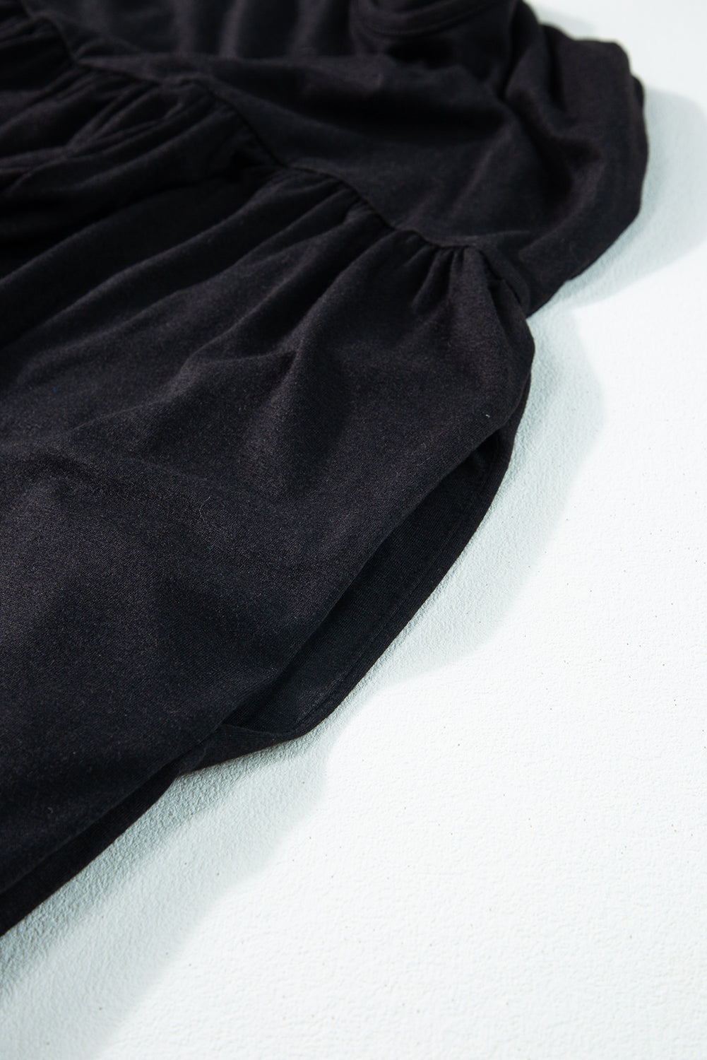 Schwarzer jumpsuit mit weitem bein und offenem rücken