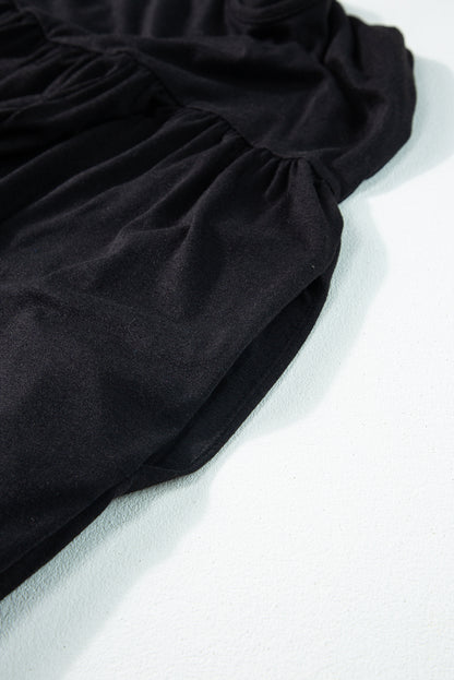 Schwarzer jumpsuit mit weitem bein und offenem rücken