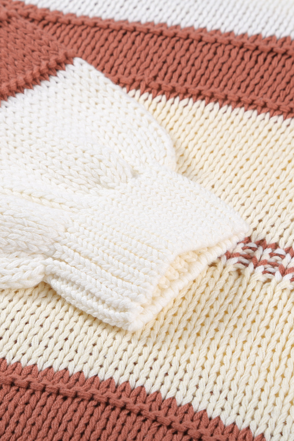Pullover mit v-ausschnitt und gestrickten laternenärmeln