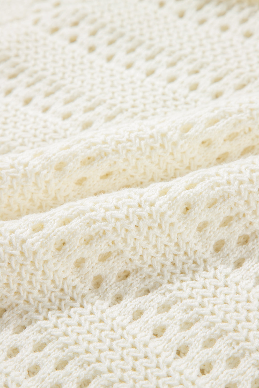 Weißer pointelle-strickpullover mit raglanärmel und kapuze