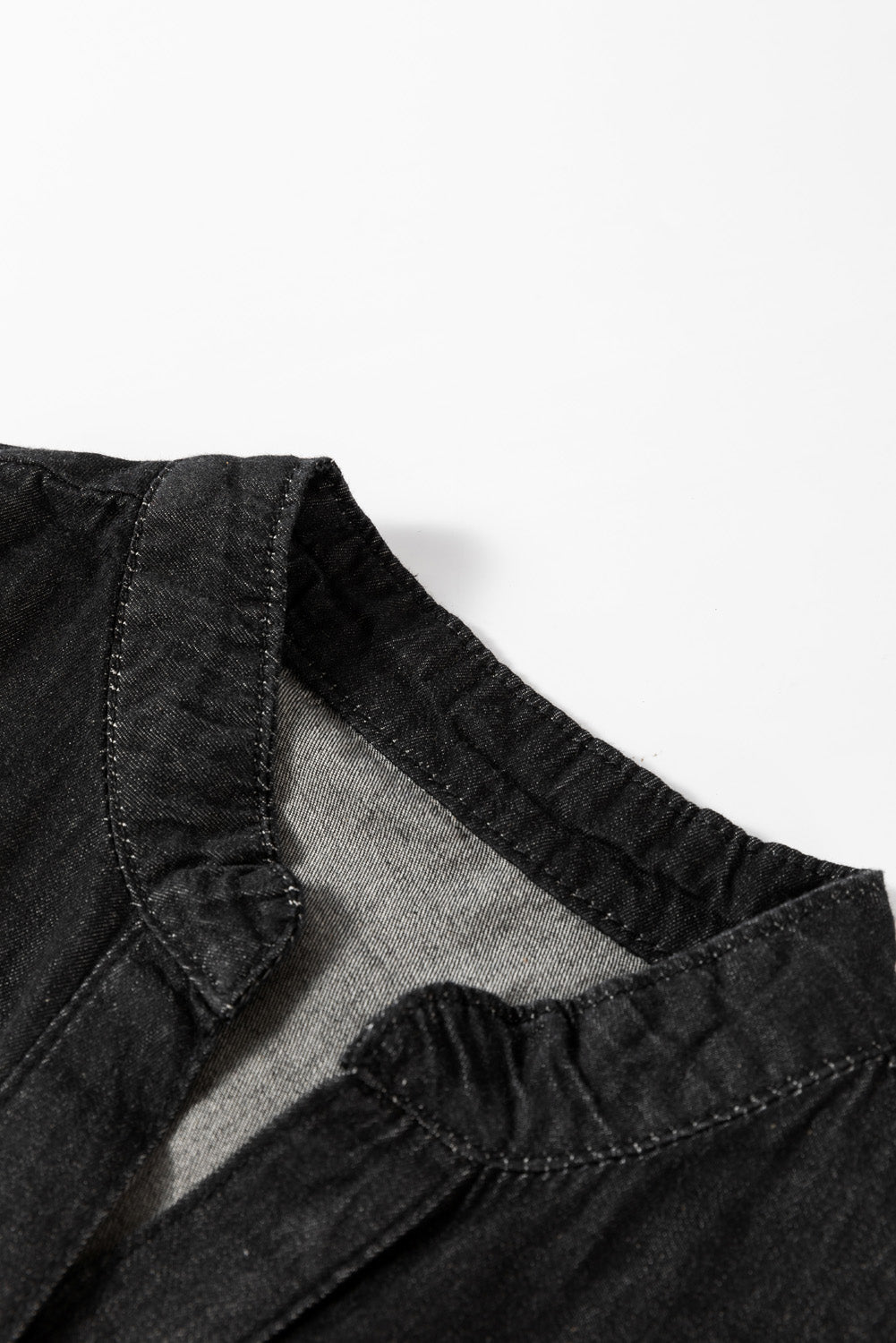 Schwarzes chambray minikleid mit gerafften 3/4-ärmeln und geschlitztem v-ausschnitt
