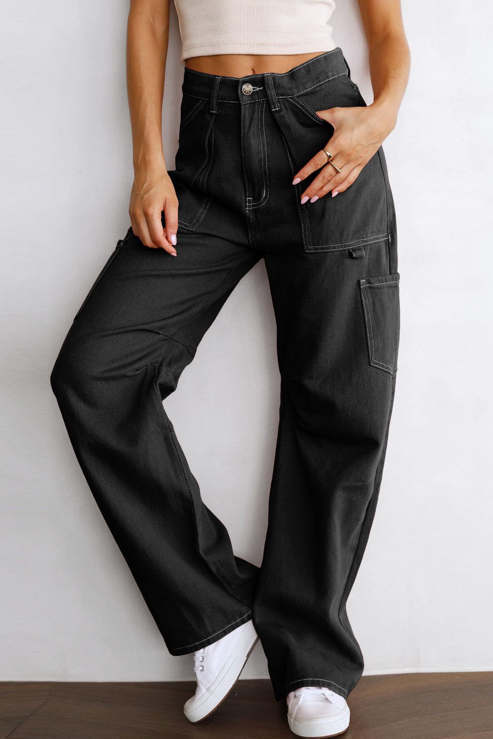 Schwarze cargo-hose mit hoher taille und geradem bein und taschen