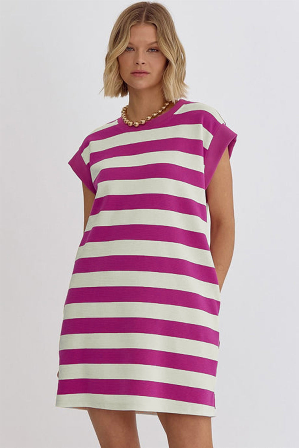 Rosa gestreiftes Shift-T-Shirt-Kleid mit Ärmel und Taschen
