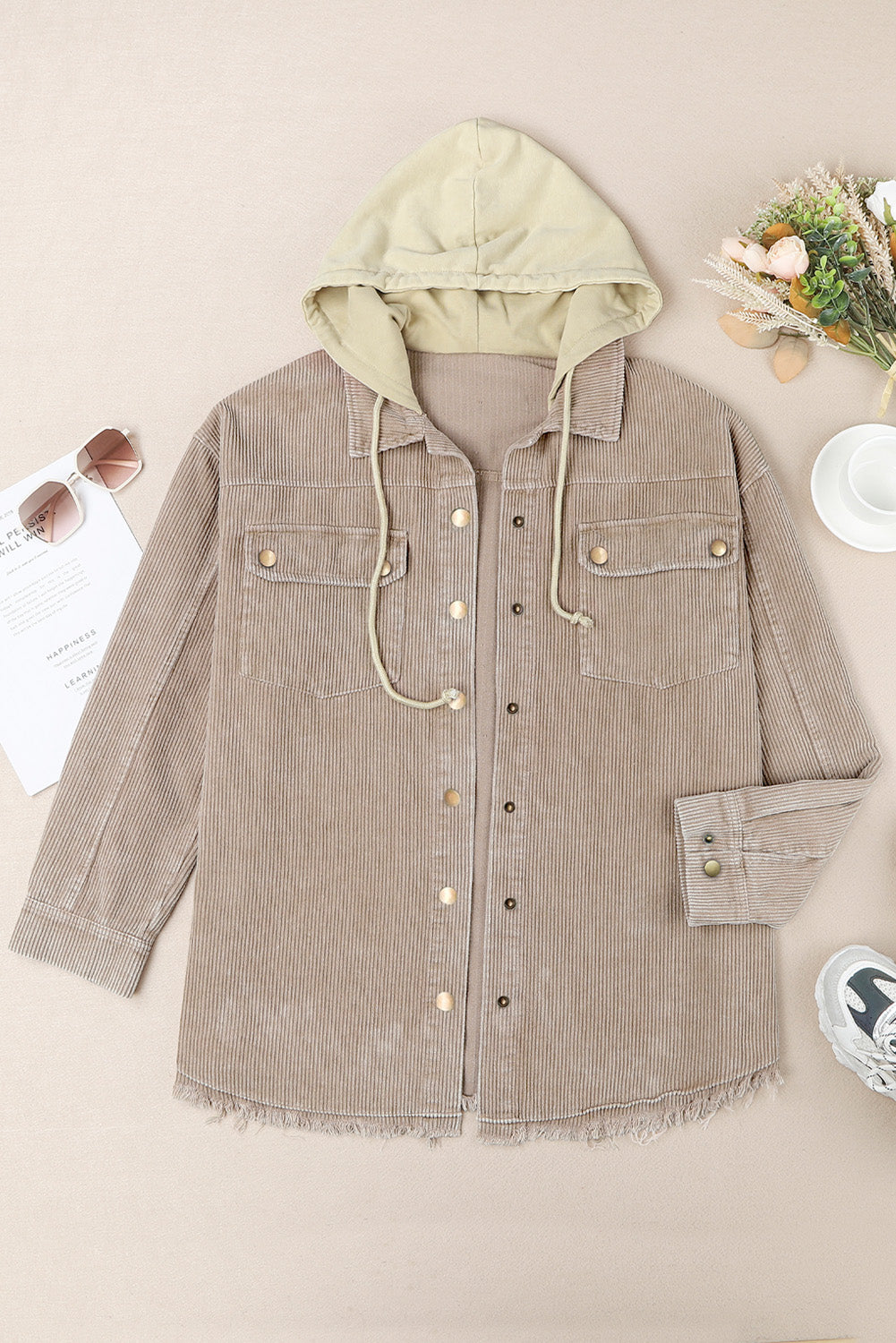 Khakifarbene patchwork-kapuzenjacke aus cord