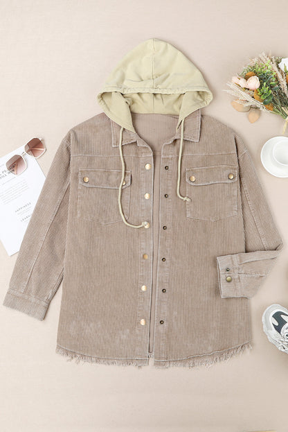 Khakifarbene patchwork-kapuzenjacke aus cord