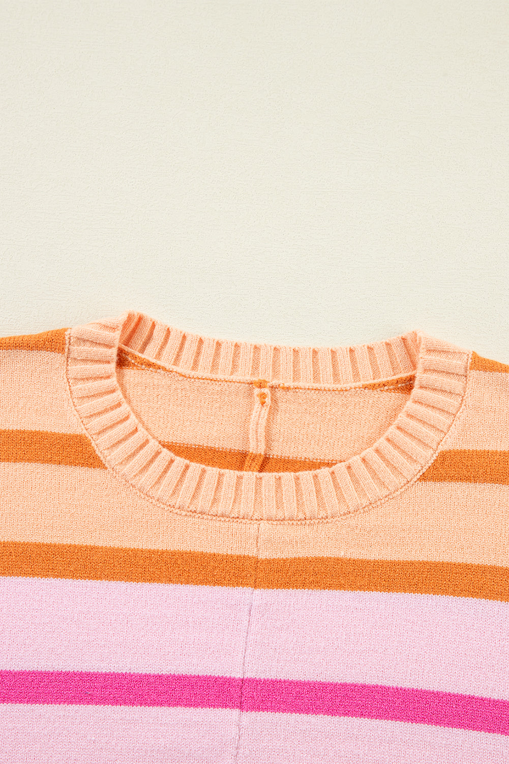 Mehrfarbig gestreifter pullover mit gerippten kanten und farbverlauf
