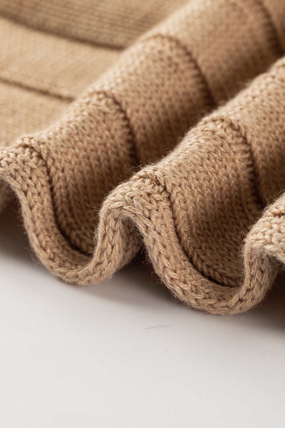 Braunes rippenstrick-dolman-top mit offener naht