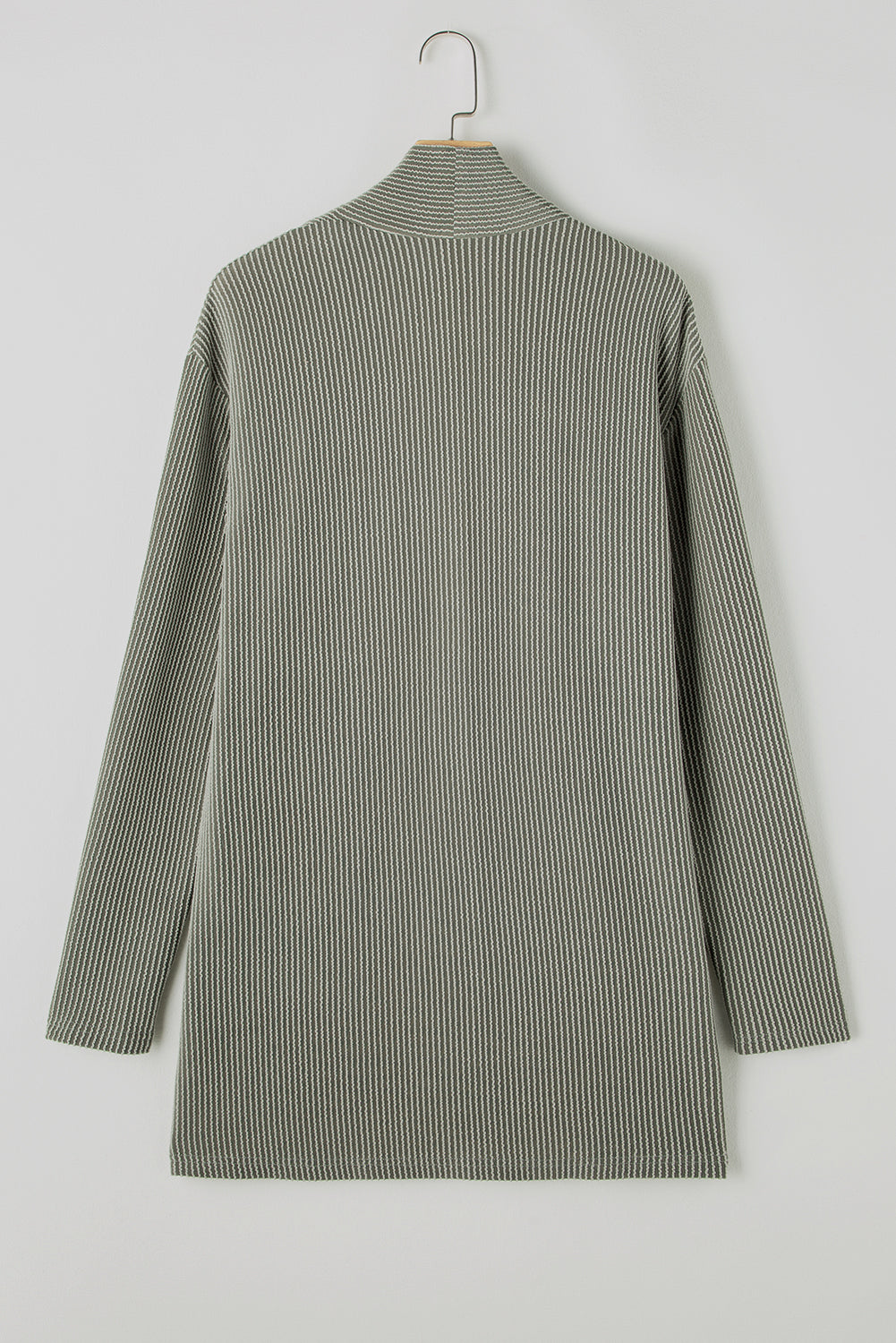 Moosgrüner strickcardigan mit offener vorderseite