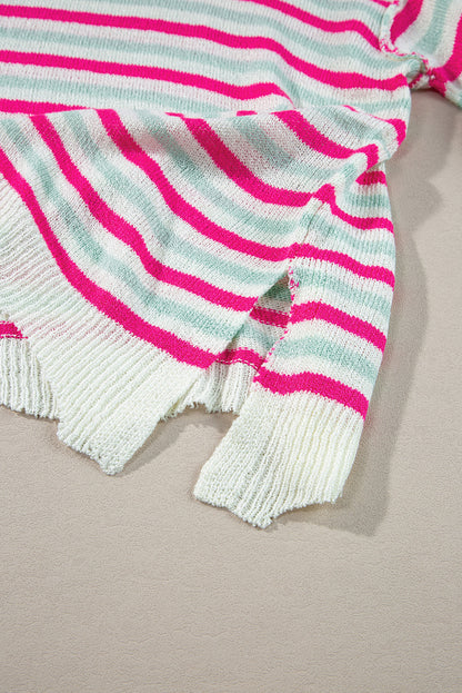 Rosa gestreifter pullover mit übergroßen schultern und tasche