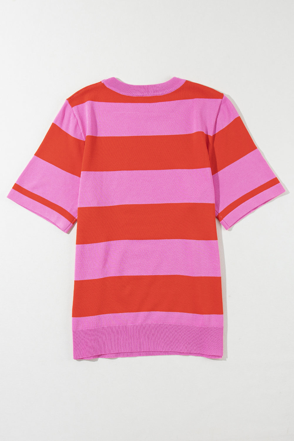 Hellrosa gestreiftes colorblock-strick-t-shirt