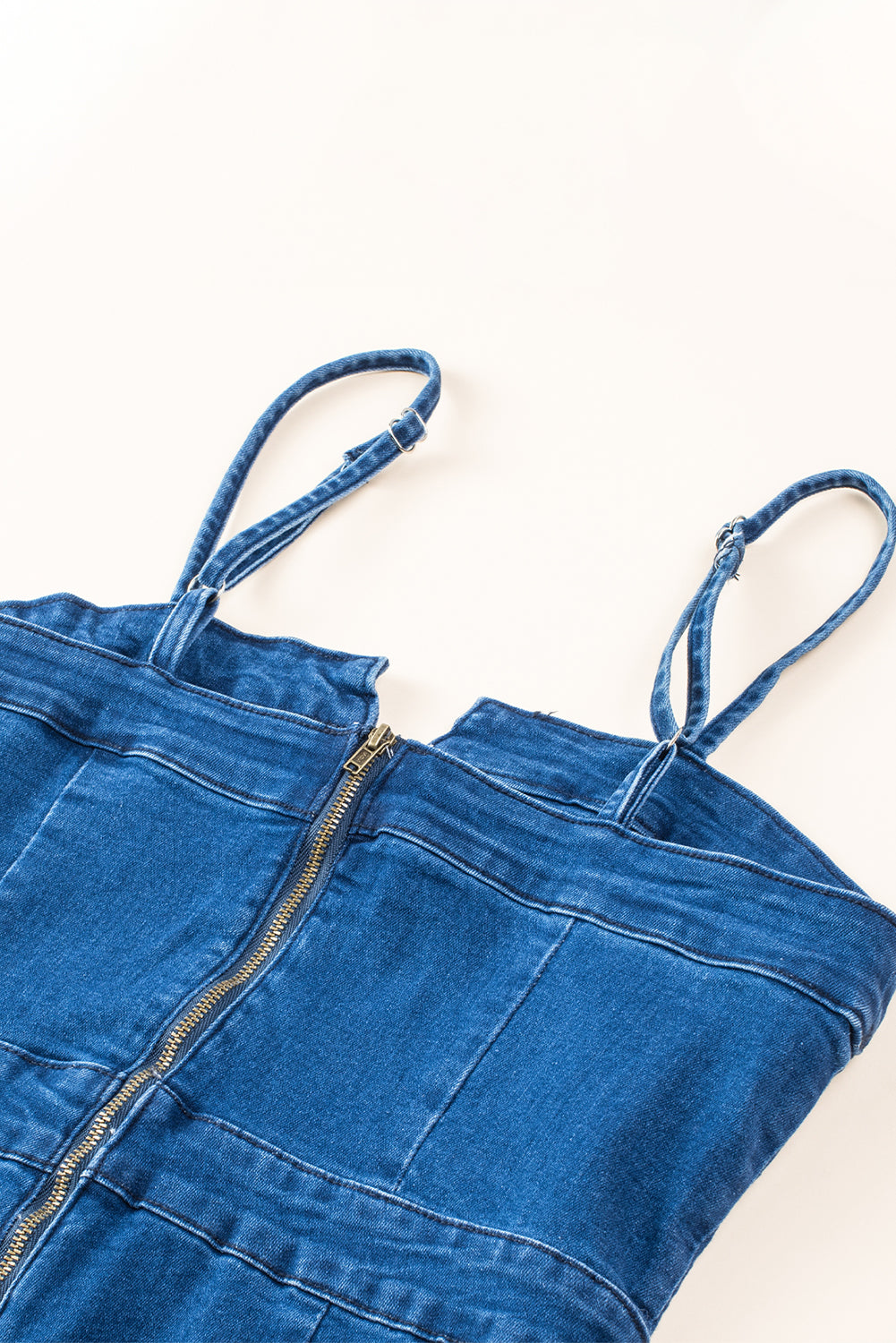 Blauer spaghetti-riemen kerbe v denim jumpsuit