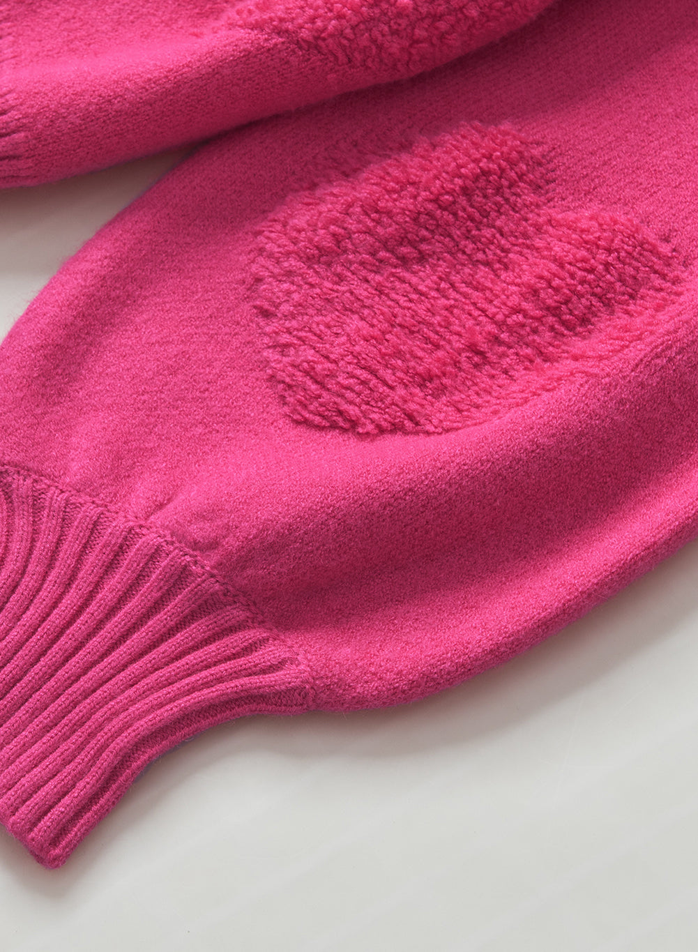 Rosenroter, perlenverzierter pullover mit v-ausschnitt und flauschigen herzen