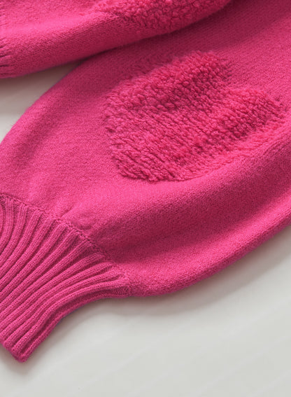 Rosenroter, perlenverzierter pullover mit v-ausschnitt und flauschigen herzen