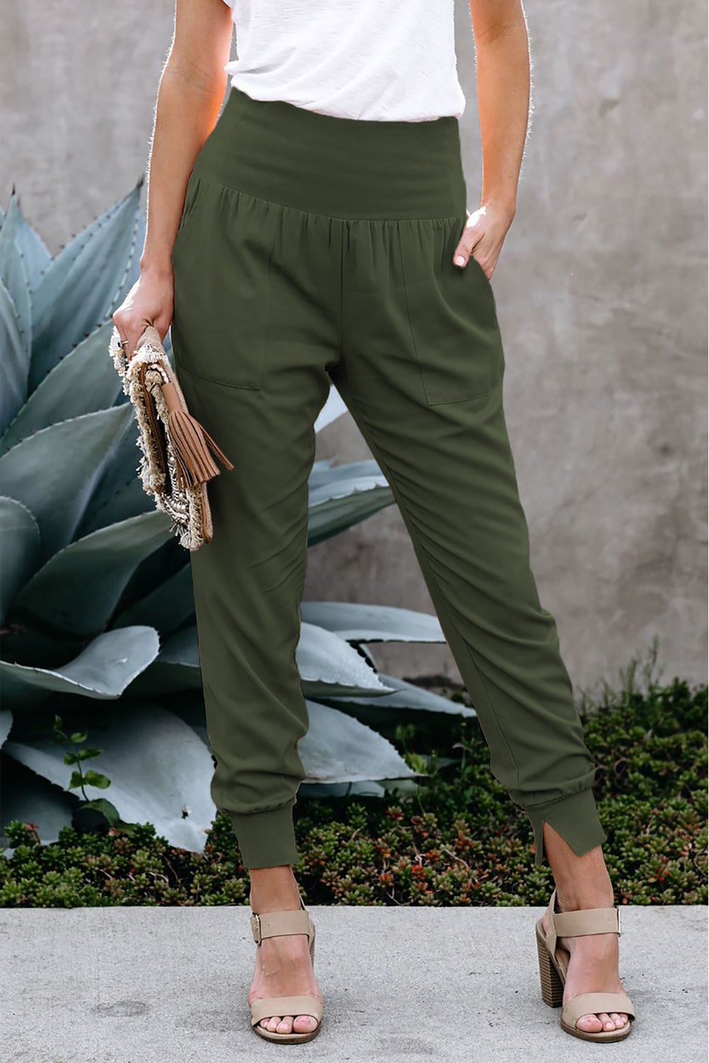 Grüne freizeit-jogger mit taschen