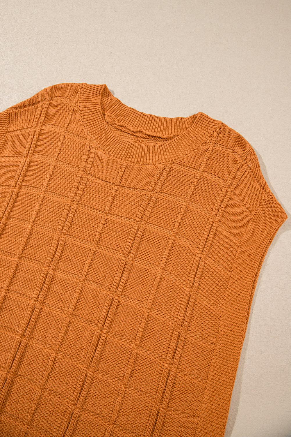 Kastanienbrauner kurzarmpullover mit gitterstruktur