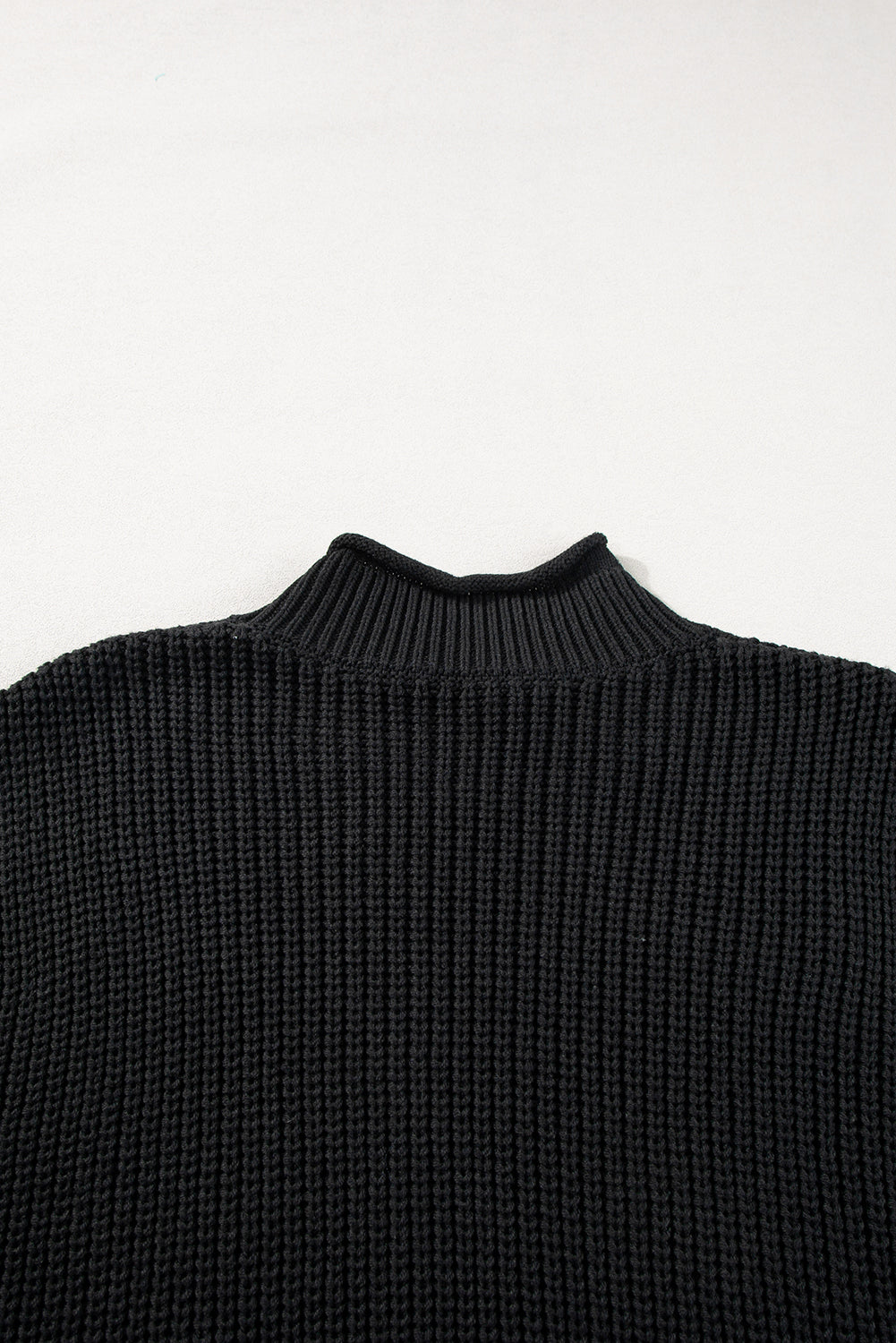 Schwarzer fester farbe kabel stricken hohen hals pullover weste